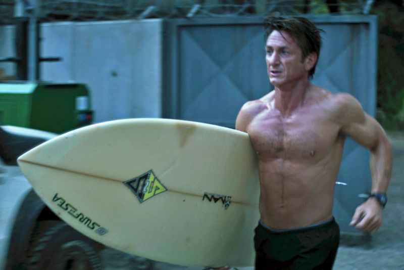 półnagi Sean Penn w filmie Gunman: Odkupienie