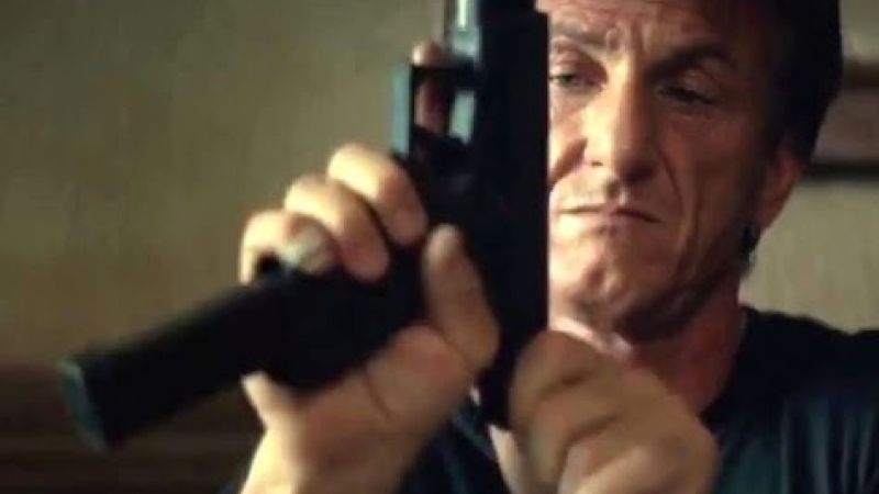 Sean Penn przeładowuje broń w filmie Gunman: Odkupienie