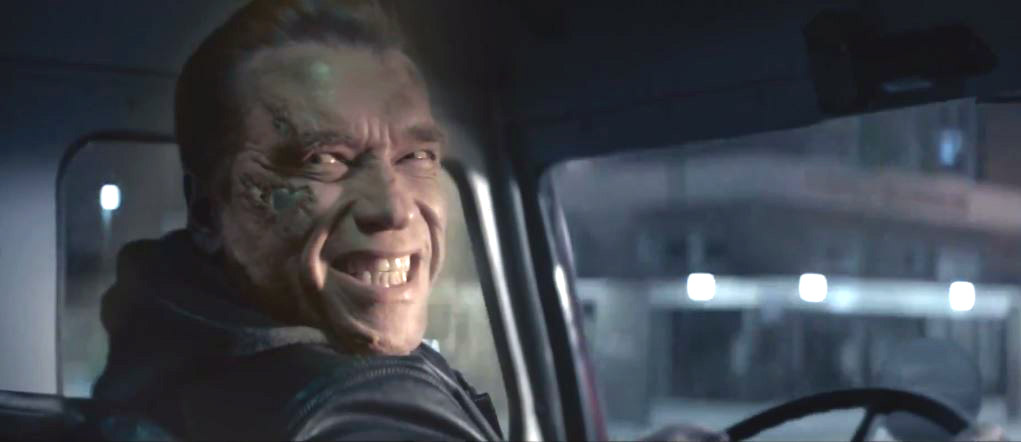 Arnold Schwarzenegger szczerzy zęby w filmie Terminator: Genisys