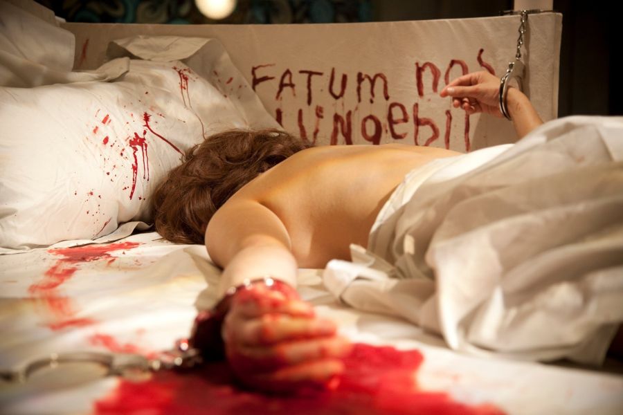 Zakrwawiony trup kobiety.