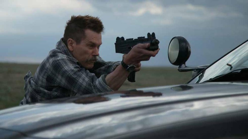 recenzja filmu Cop Car, Kevin Bacon strzela z UZI.