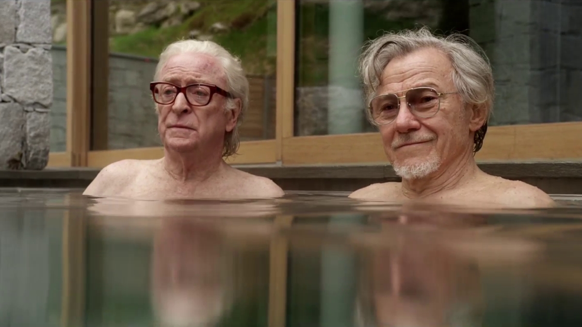 Michael Caine i Harvey Keitel siedzą w basenie i gapią się na gołą babę.