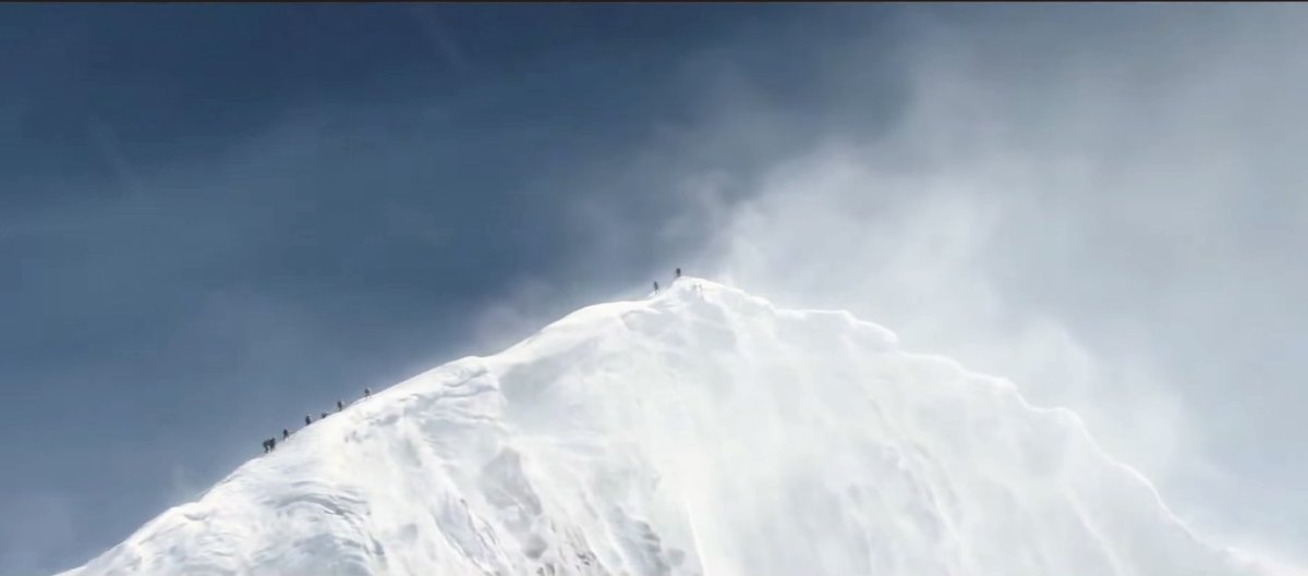 Himalaiści wspinają się na szczyt Everestu.