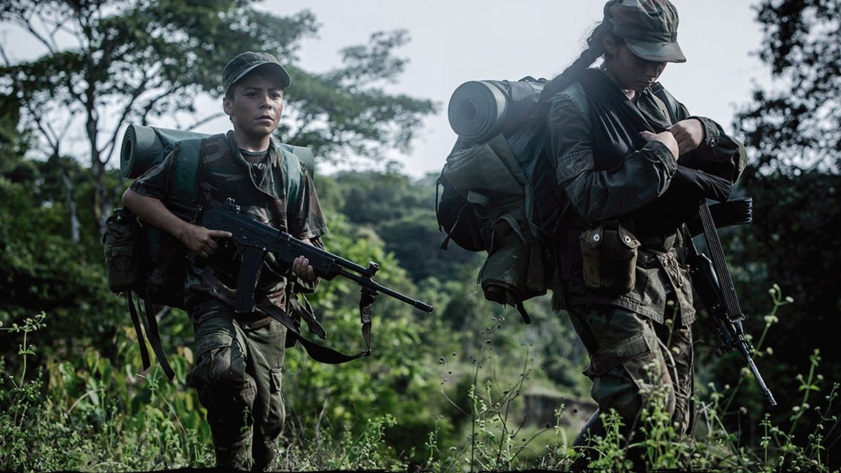 dzieci żołnierze maszerują przez kolumbijską dżunglę - recenzja filmu Alias Maria