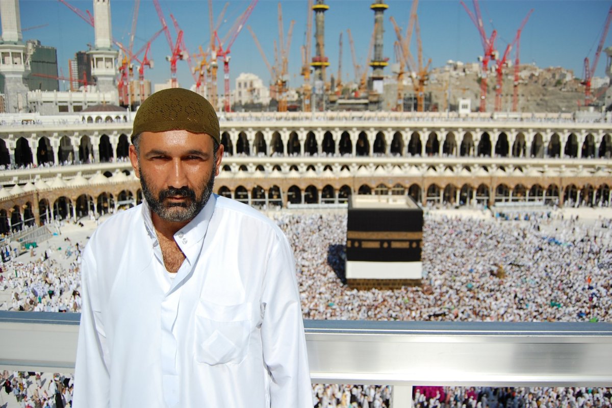 Parvez Sharma na tle Al-Kaby w filmie Grzesznik w Mekce A Sinner in Mekka