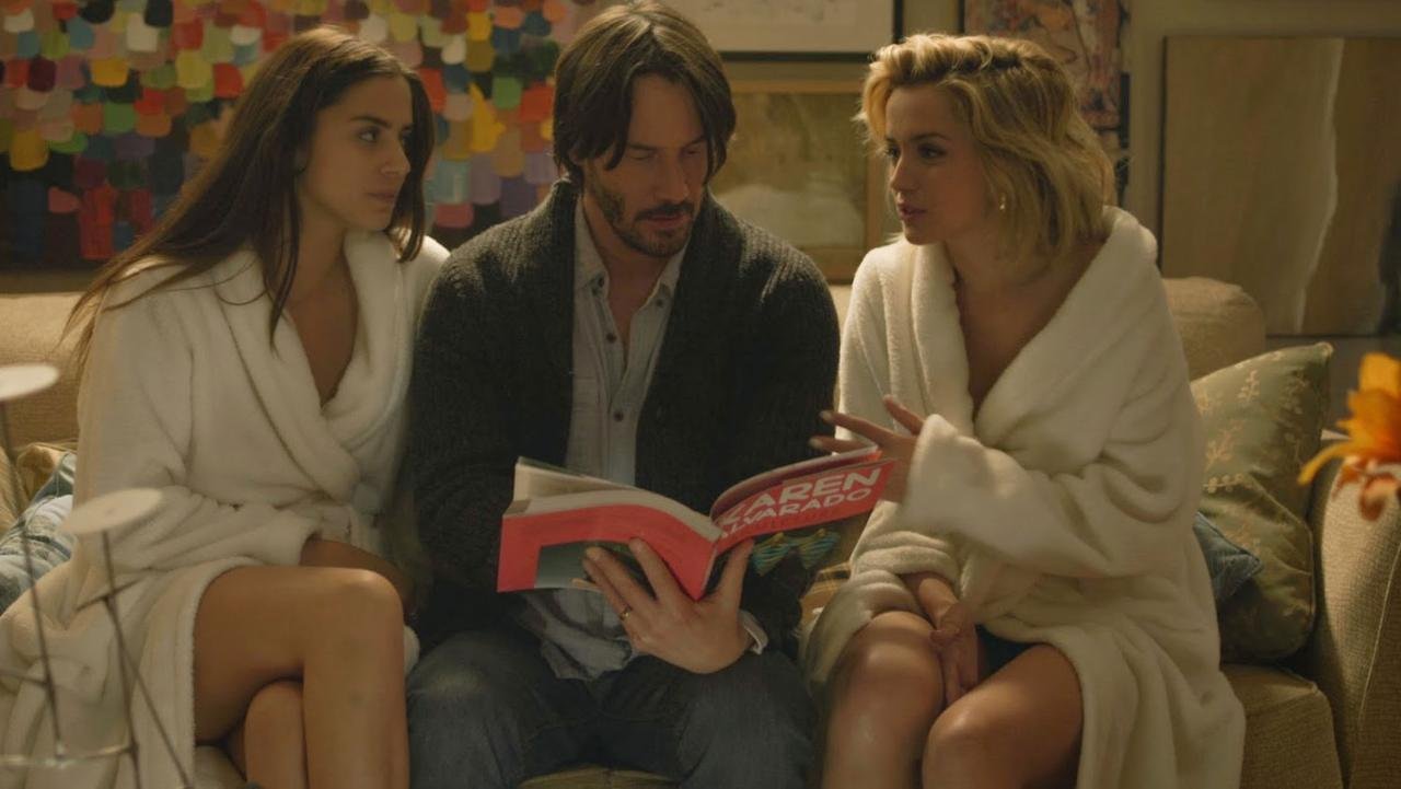Keanu Reeves z dwoma młodymi kobietami - recenzja filmu Knock Knock