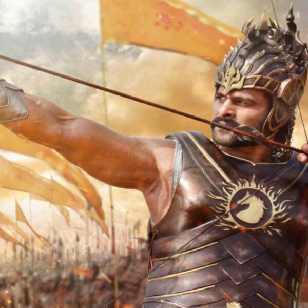 Prabhas strzela z łuku w filmie Bahubali Początek