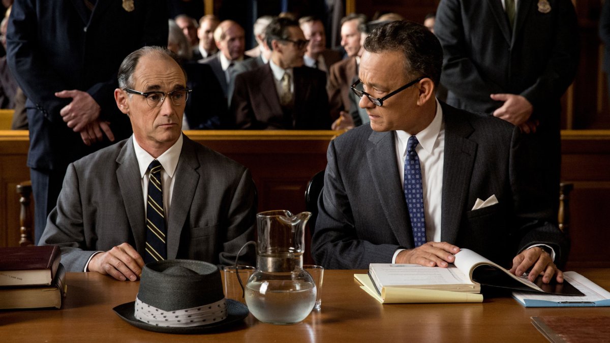 Mark Rylance i Tom Hanks na sali sądowej w filmie Stevena Spielberga Most szpiegów