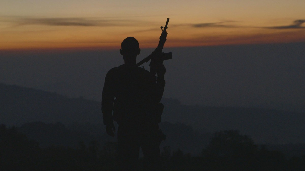 amerykański bojownik na tle zachodzącego słońca - recenzja filmu Cartel Land