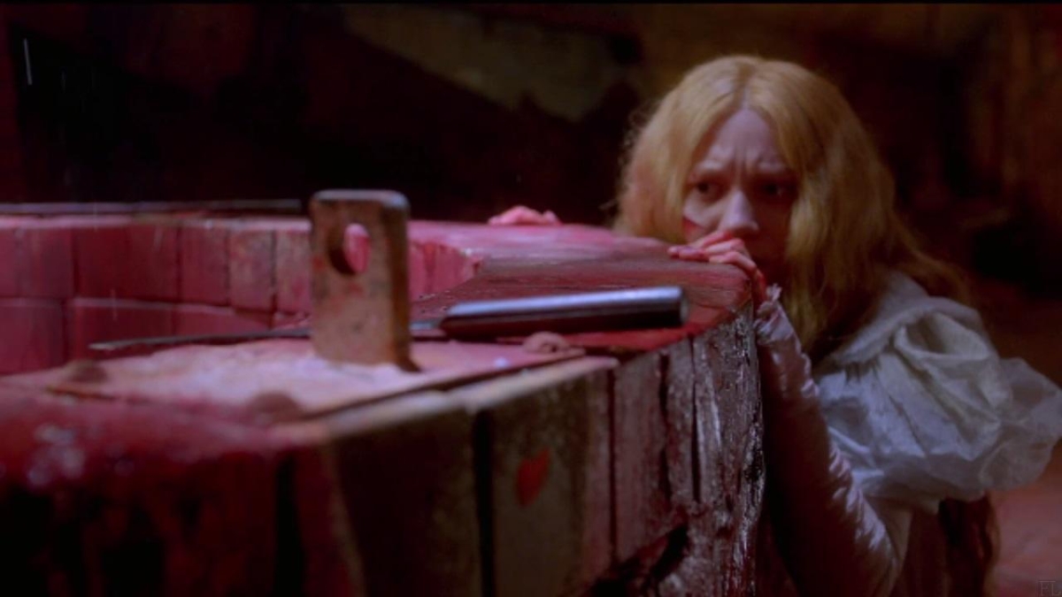 Mia Wasikowska chowa się za studnią, recenzja filmu Crimson Peak. Wzgórze krwi