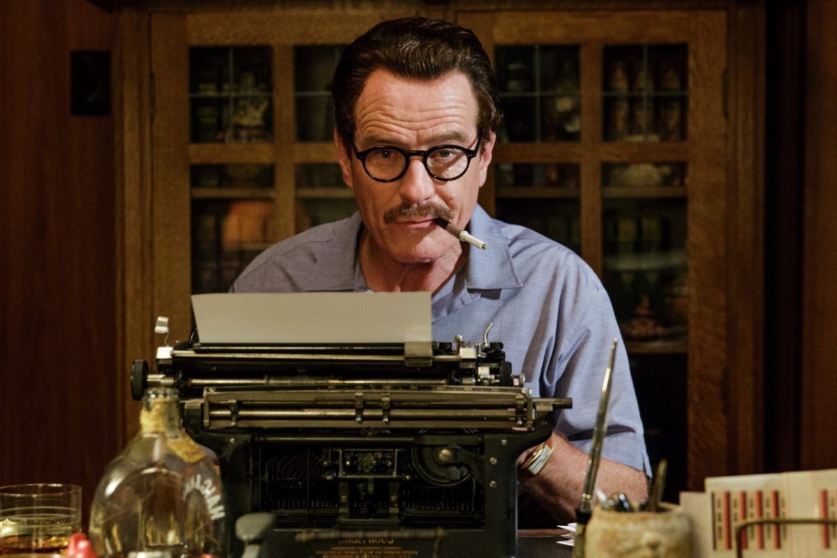 Bryan Cranston za maszyną do pisania w filmie Trumbo