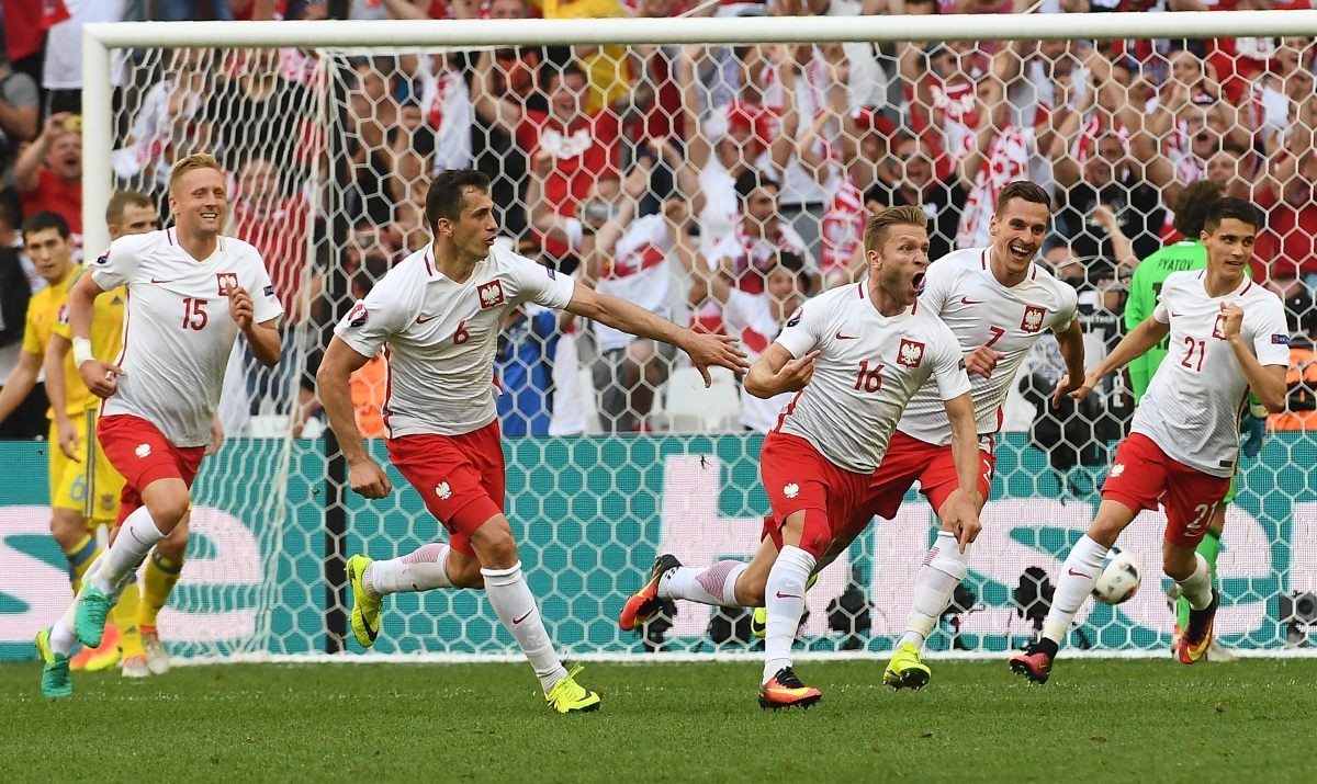 Radość Polaków po zdobyciu bramki w meczu z Ukrainą. EURO Francja 2016.