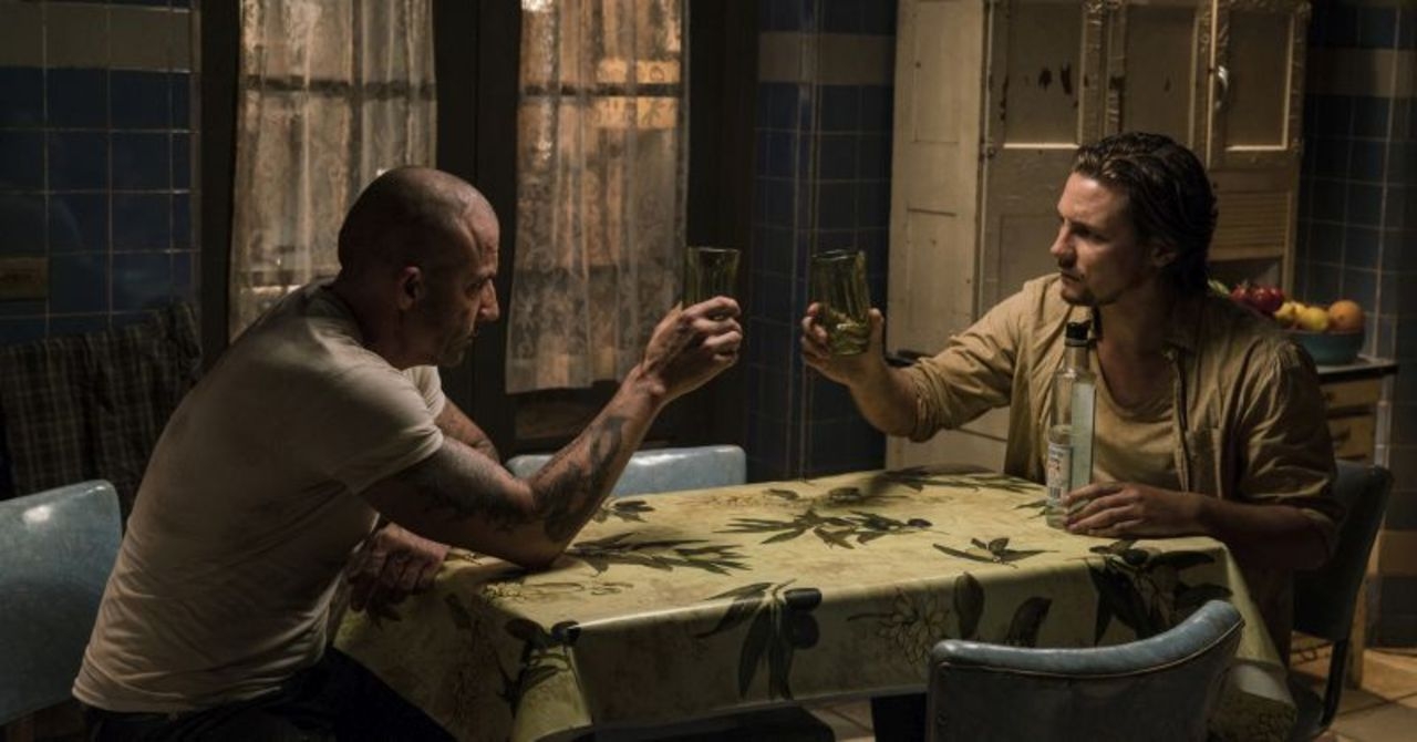 Prison Break 5x07. Sam sobie wymyśli zabawny podpis do tego zdjęcia.