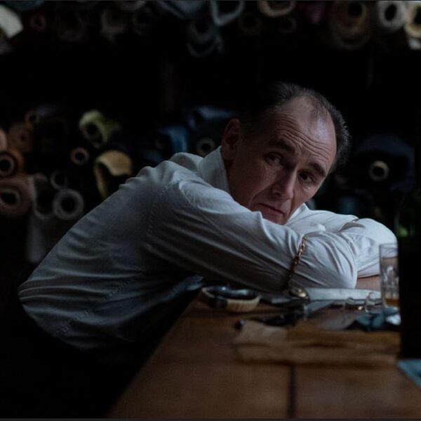 Mark Rylance w filmie Skrytka, The Outfit (2023), reż. Graham Moore.